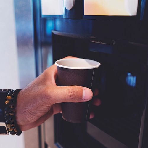 Quante calorie ha una tazza di caffè di un distributore automatico?